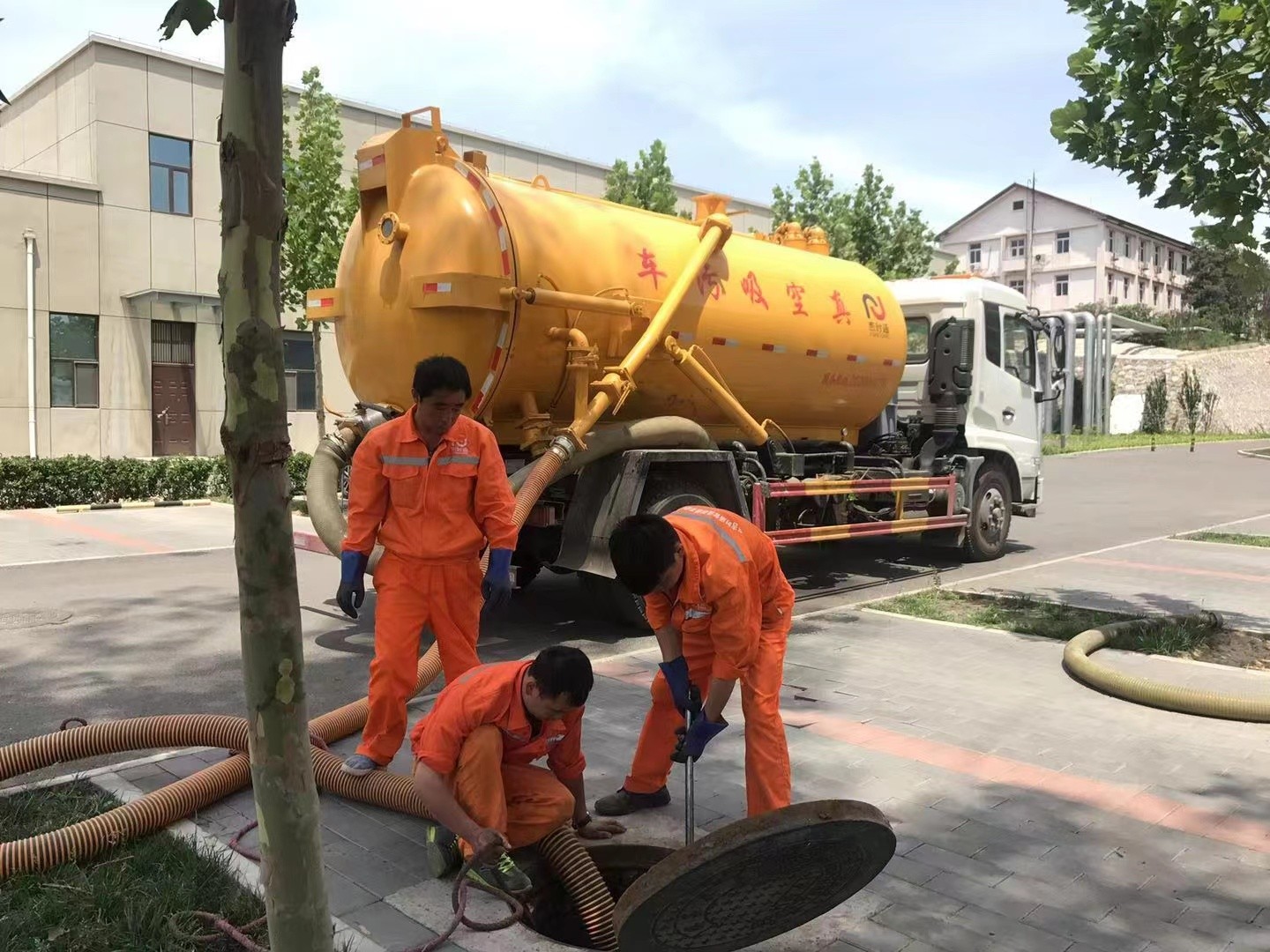 滦南管道疏通车停在窨井附近