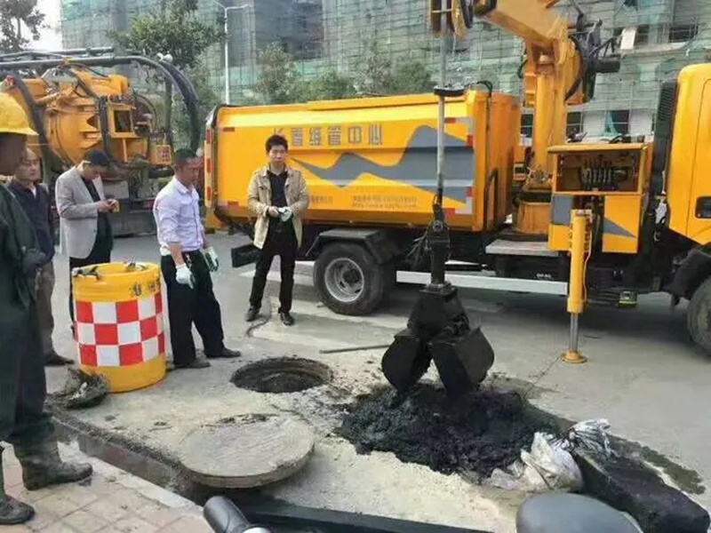 滦南街道：网格员化身“清道夫”，为民解忧疏通“堵心”化粪池