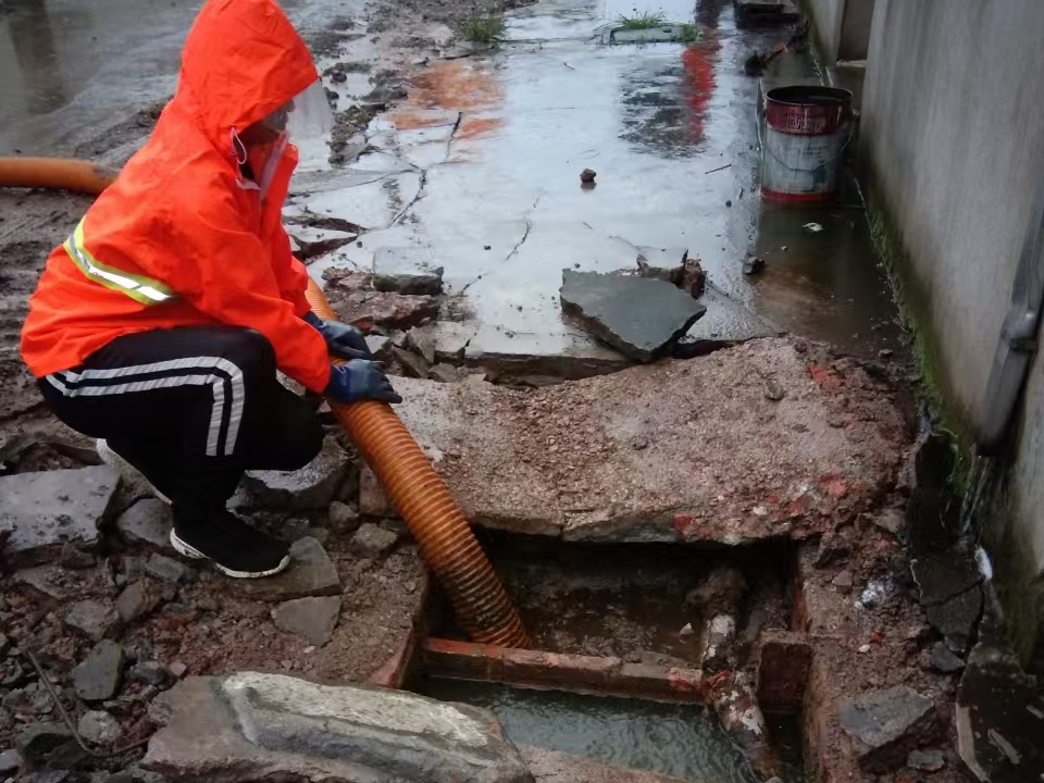 滦南专业清理污水池 炜誉市政以规范流程守护城市 “肠道”